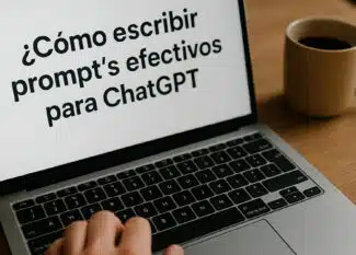 Laptop mostrando en pantalla la frase “¿Cómo escribir prompt’s efectivos para ChatGPT?” en español, con una mano escribiendo y una taza de café al lado en un ambiente realista.