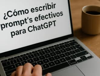 Laptop mostrando en pantalla la frase “¿Cómo escribir prompt’s efectivos para ChatGPT?” en español, con una mano escribiendo y una taza de café al lado en un ambiente realista.